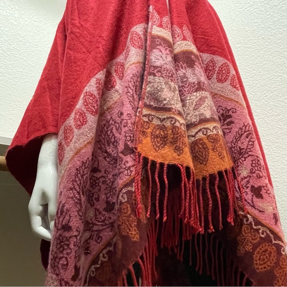 V.FRAAS ❤️ Rare Red Paisley Pattern, Ruana/ Poncho Cape with Twisted Fringes - Picture 4 of 7